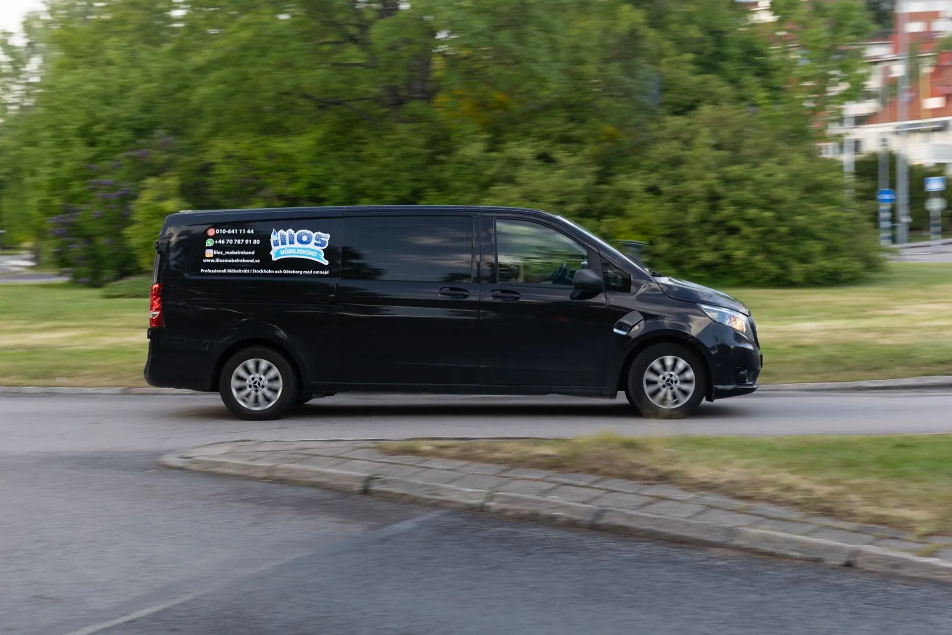 Illos Möbelrekonds servicebil på väg till kund